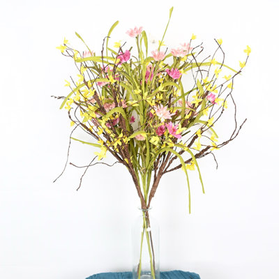 Arrangement floral de marguerite artificielle dans un vase, été