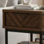 Table d'appoint à panneau à chevrons noyer brun avec tiroirs à fermeture en douceur, tablettes ouvertes et pieds en métal noir - une table d'appoint minimaliste, moderne et multi-rangements.
