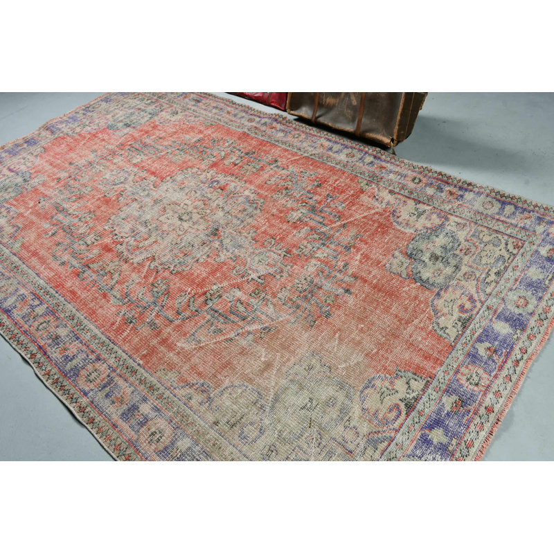 Tapis turc vintage fait à la main en rouge et bleu pour un décor bohémien avec un héritage anatolien