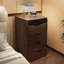 Bureau de meuble-lavabo pratique en noyer avec espace de rangement et tabouret confortable au design compact et moderne