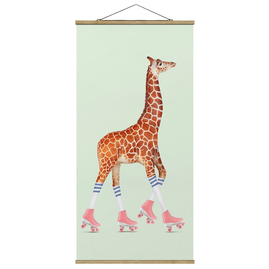 Stoffbild Mit Posterleisten - Jonas Loose - Giraffe Mit Rollschuhen - Quadrat 1:1