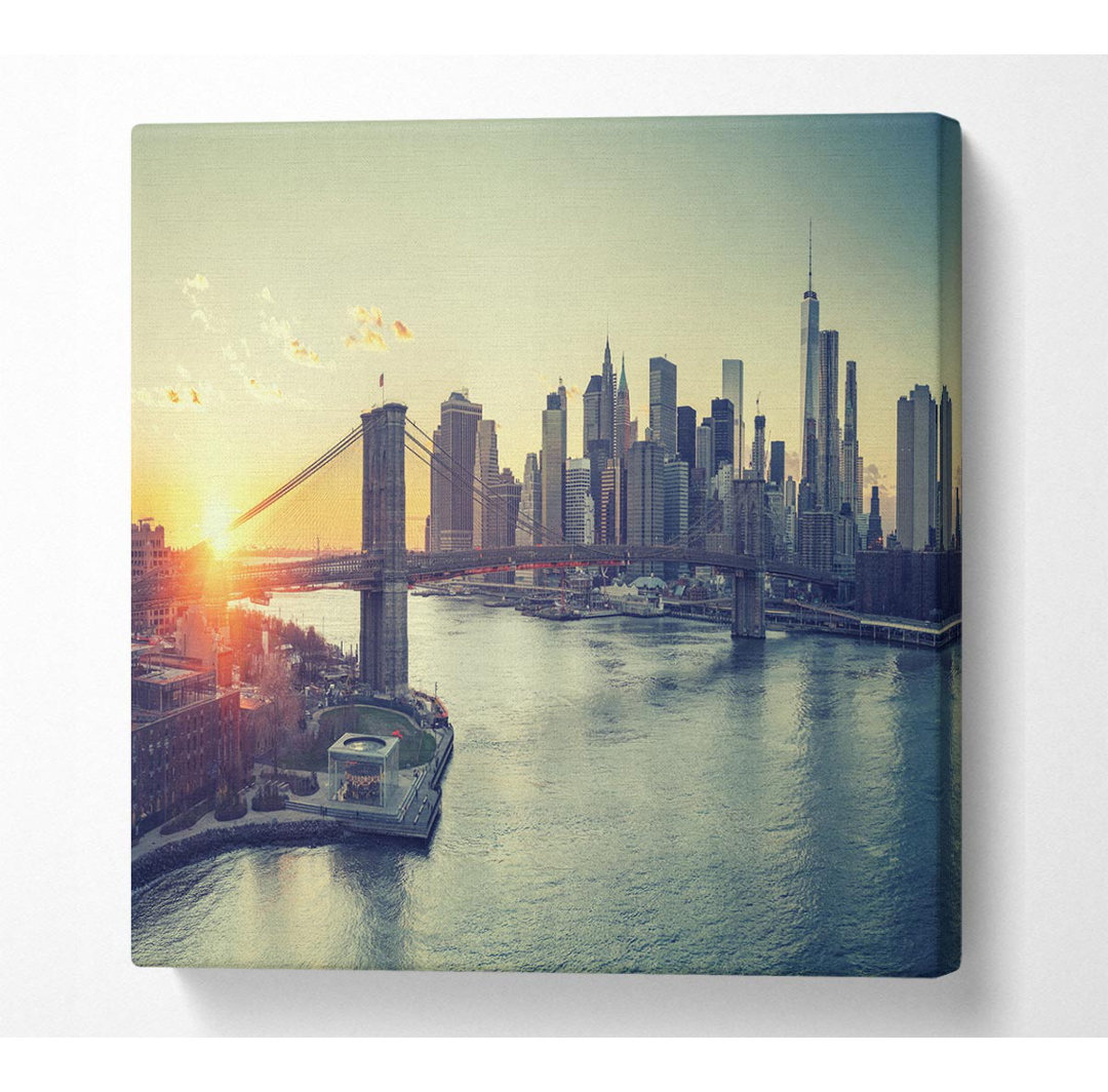 Brücke in New York über dem Wasser Square Canvas Print