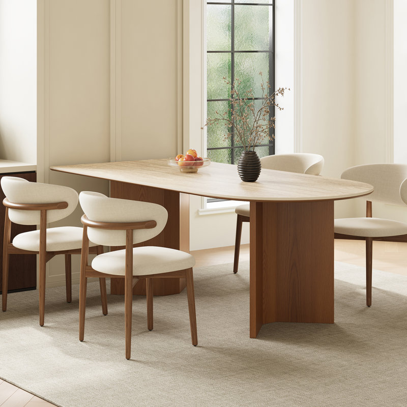 Ensemble de table de salle à manger Korolevu de style Mid-Century moderne pour 6 personnes pour 6 personnes, comprenant un plateau de table en travertin beige avec une double base en bois, une table de salle à manger ovale murale avec 6 chaises de salle à manger en tissu et des pieds en bois