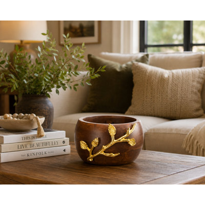 Bol en bois avec applique de vigne dorée