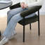 Chaise rembourrée moderne avec accoudoirs courbés-19420281