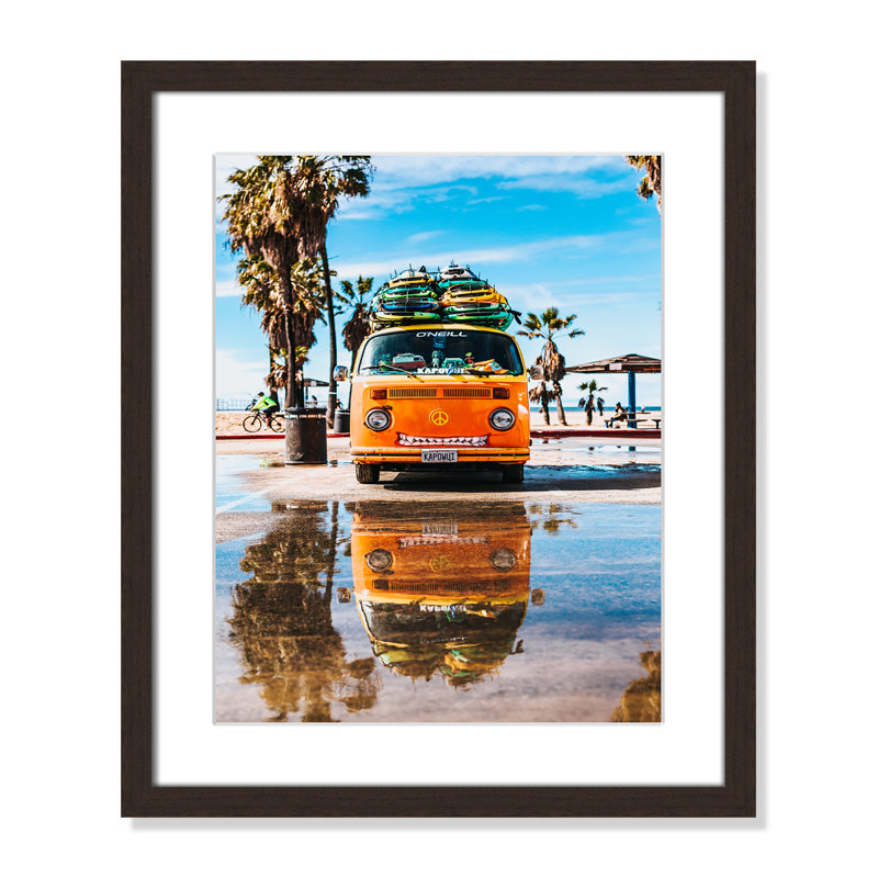 «Coastal Cruiser» par Tyler Nix, H 19 po x l 16 po x P 1,25 po, Cadre de boîte en noyer, Blanc mat
