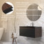 Meuble-lavabo moderne à rayures avec lavabo simple-338554079