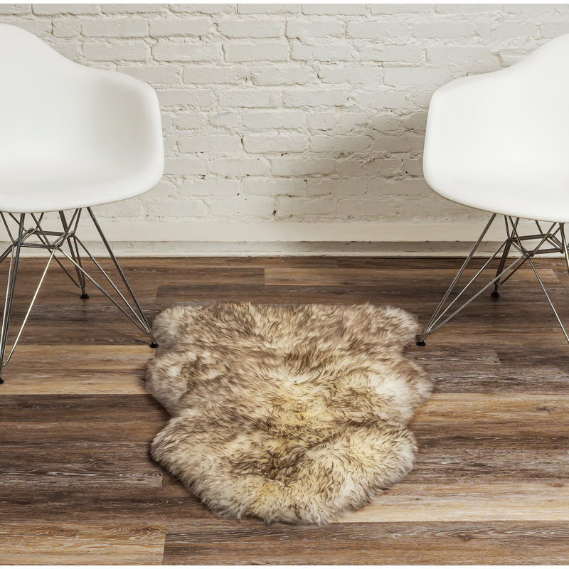 Tapis brun en peau de mouton fabriqué à la main Paolo