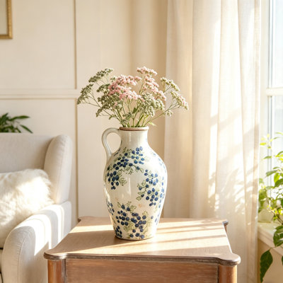 Vase décoratif en céramique blanche de 30 cm (12 pouces) à motif de baies bleues, idéal pour le salon, l'entrée ou une étagère.