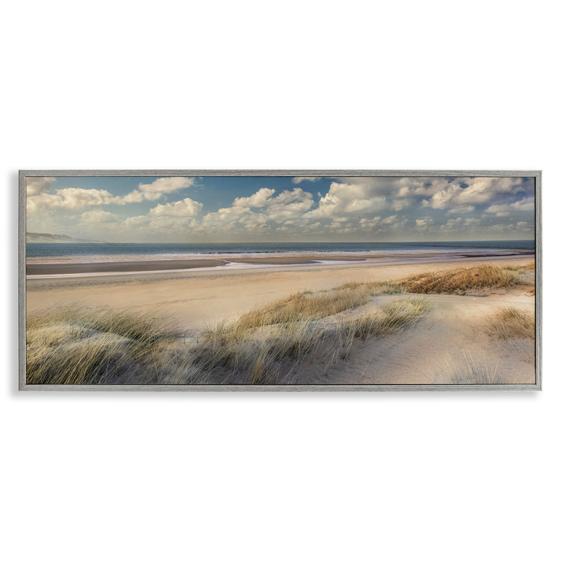 «Rolling Clouds Beach Scenery», estampe numérique, design par Mike Calascibetta, Estampe numérique Farmhouse