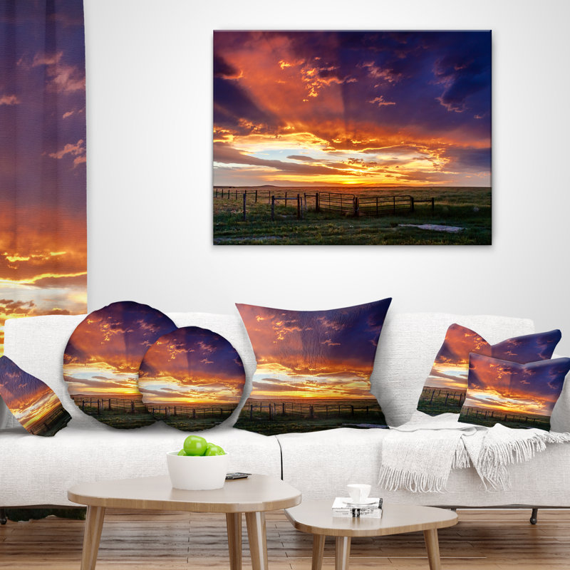 Dramatique coucher de soleil sur la prairie - Coussin à imprimé paysage, 16 po x 1 po, Coussin décoratif