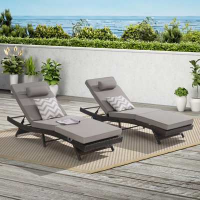 Ensemble de 2 longues chaises d'extérieur inclinables en osier avec coussins, inclinaison à 150 °, capacité de 600 lb, conception à vagues ergonomiques pour une détente accrue