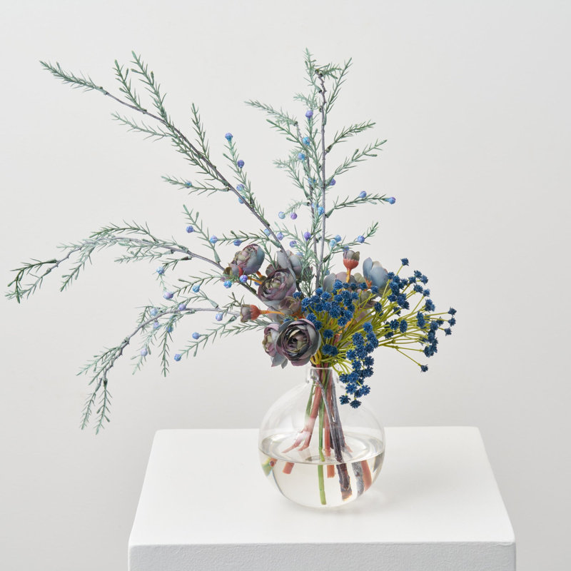 Quelque chose - Bouquet bleu - Renoncule bleu poussiéreux, baie de genévrier et mini gypsophile dans un mini vase rond en forme d'illusion d'eau