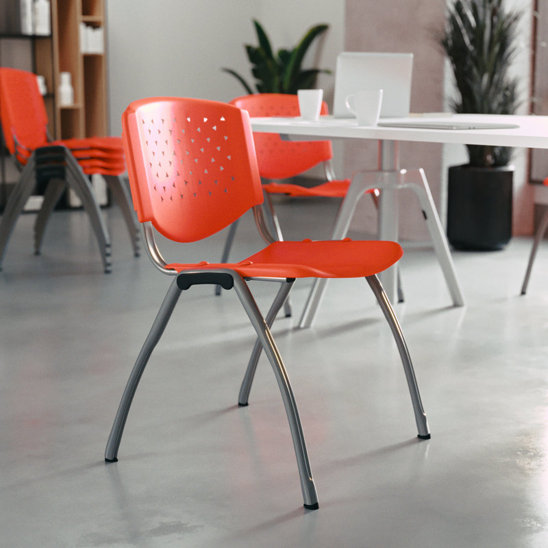 Chaise empilable en plastique Memphis d'une capacité de 880 lb avec structure thermolaquée, Orange