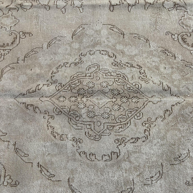 Grand tapis turc Oushak dans des tons beiges neutres parfaits pour enrichir les décorations de salon avec un savoir-faire traditionnel en laine