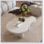 Ensemble de 2 tables basses gigognes blanches et crème de style irrégulier avec plateau en verre pour le salon, facile à assembler