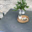 Table de salle à manger extensible pour patio, gris foncé, 104 cm à 211 cm, structure en aluminium et plateau en acier imitation bois. Table extensible de 183 cm à 211 cm avec plateau.