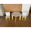 Ensemble de table et de chaises pour enfants avec une conception ergonomique pour tout-petits, des bords arrondis sécuritaires, un panneau de fibres à densité moyenne durable et une fabrication en pin pour une salle de jeux, une chambre à coucher ou une école maternelle.