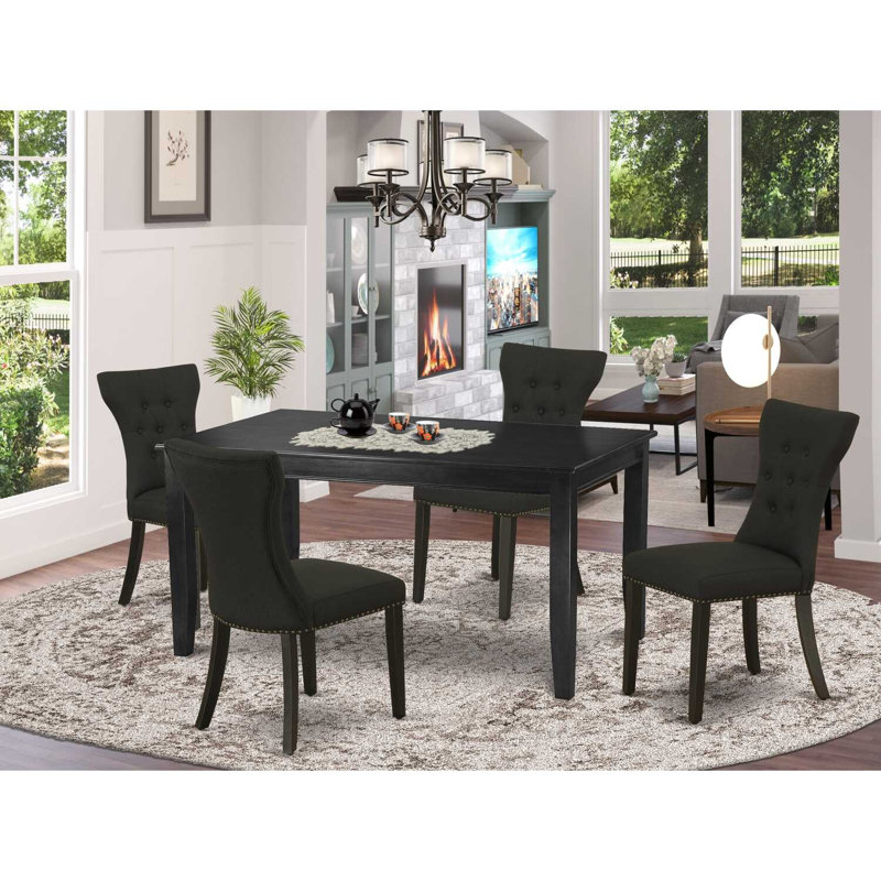 L'ensemble de mobilier de salle à manger 5 pièces comprend une table de salle à manger rectangulaire et 4 chaises Parson rembourrées en tissu noir, noir