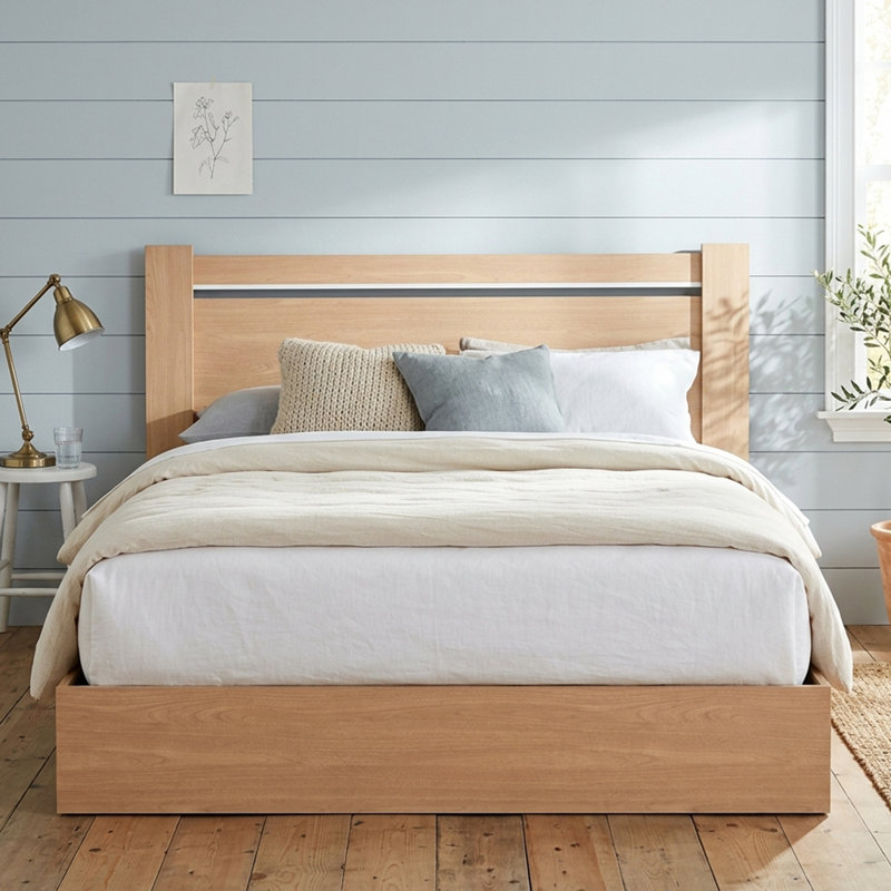 Lit plateforme de rangement King moderne en bois naturel avec tête de lit à panneaux horizontaux et barre de rangement intégrée