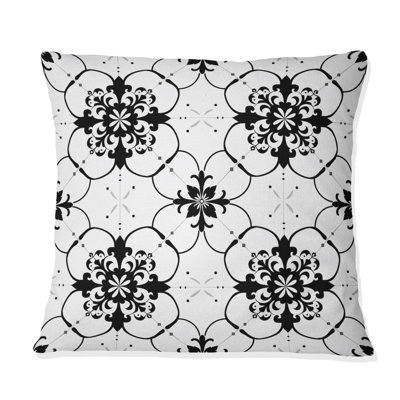 Coussin décoratif noir à motif quadrilobe noir et blanc