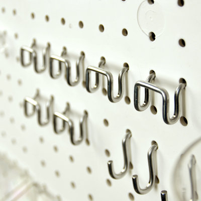 Ensemble de 120 accessoires pour grand panneau perforé, assortiment de crochets pour outils et système de rangement. Crochets et bacs de quincaillerie. Outils d'organisation, artisanat, cuisine, garage