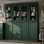 Grande armoire de cuisine en bois massif avec portes en verre Lodman