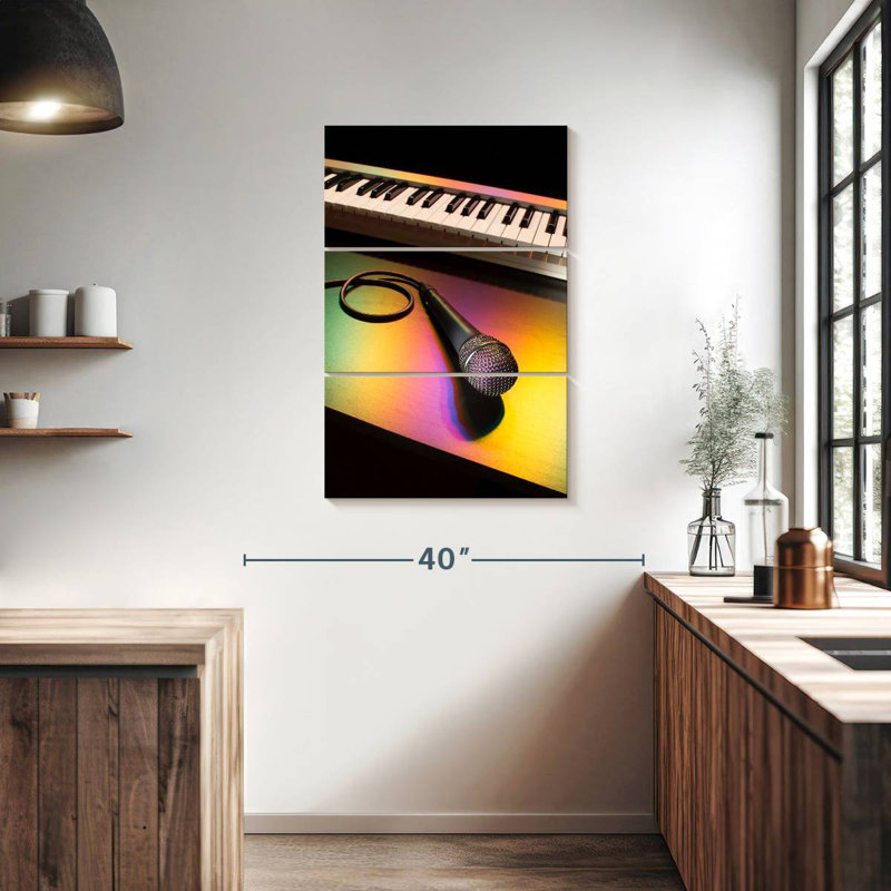 Abarca, microphone et piano, H 38 po x l 24 po
