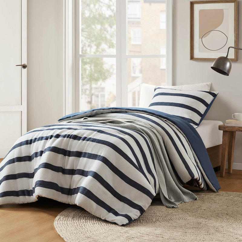 2 édredons rayés bleu / simple TG, offrant tout le confort et un style côtier contemporain avec rayures, texture douce, rembourrage pour un sommeil douillet
