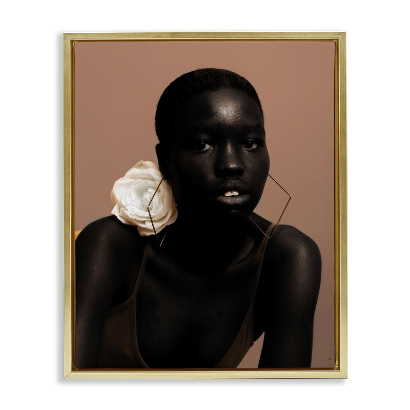  «Beautiful Woman & Rose», art mural encadré par Oladimeji Odunsi, H 21 po x l 17 po, Cadre flottant métallique doré