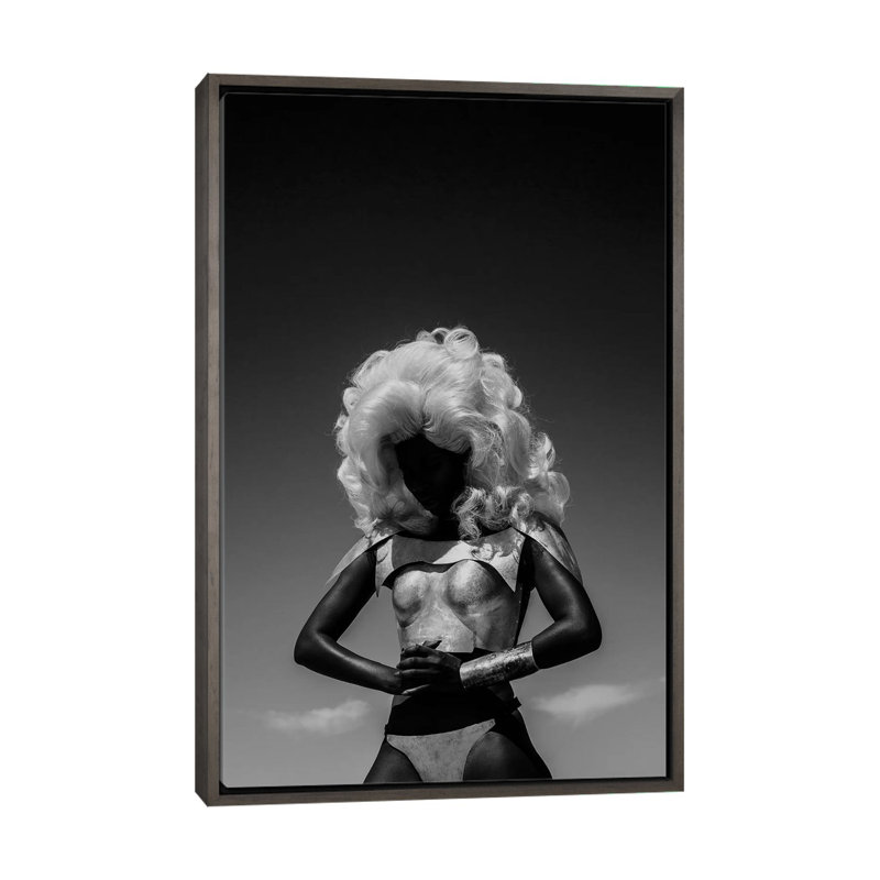 « Warrior Queen » par Gregory Prescott-impression, H 26 po x l 18 po x 1,5 po, Toile encadrée de bois rustique foncé