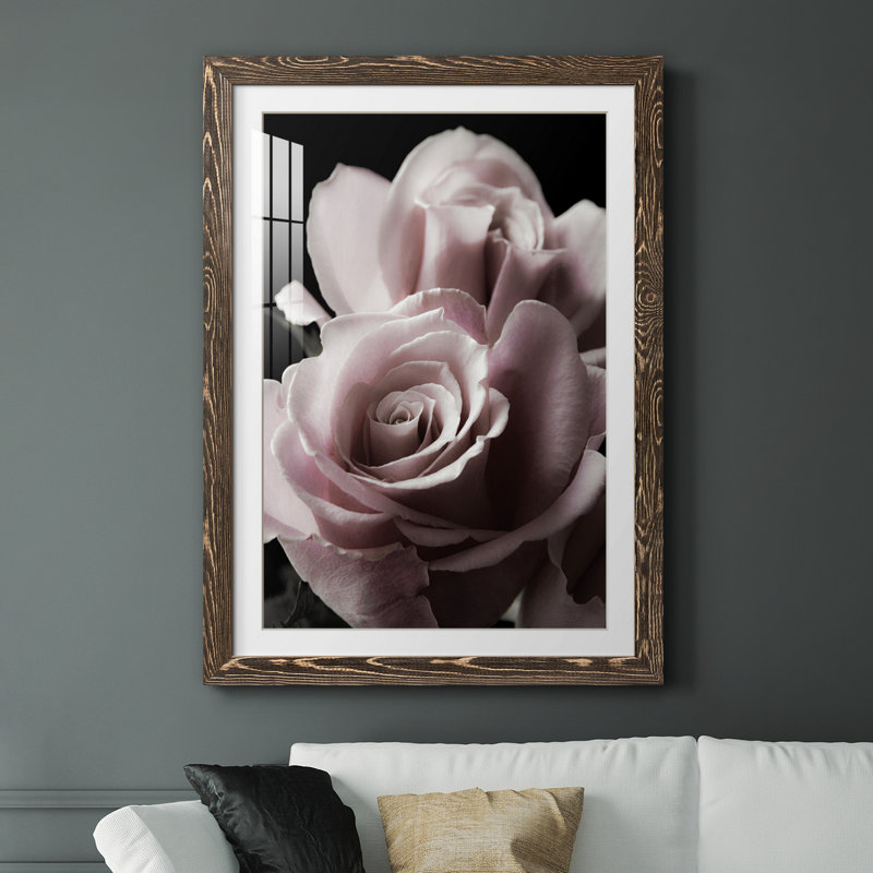 Rose noire II - photographie, Papier, cadre noyer, H 31,5 po x l 23,5 po x P 1,5 po