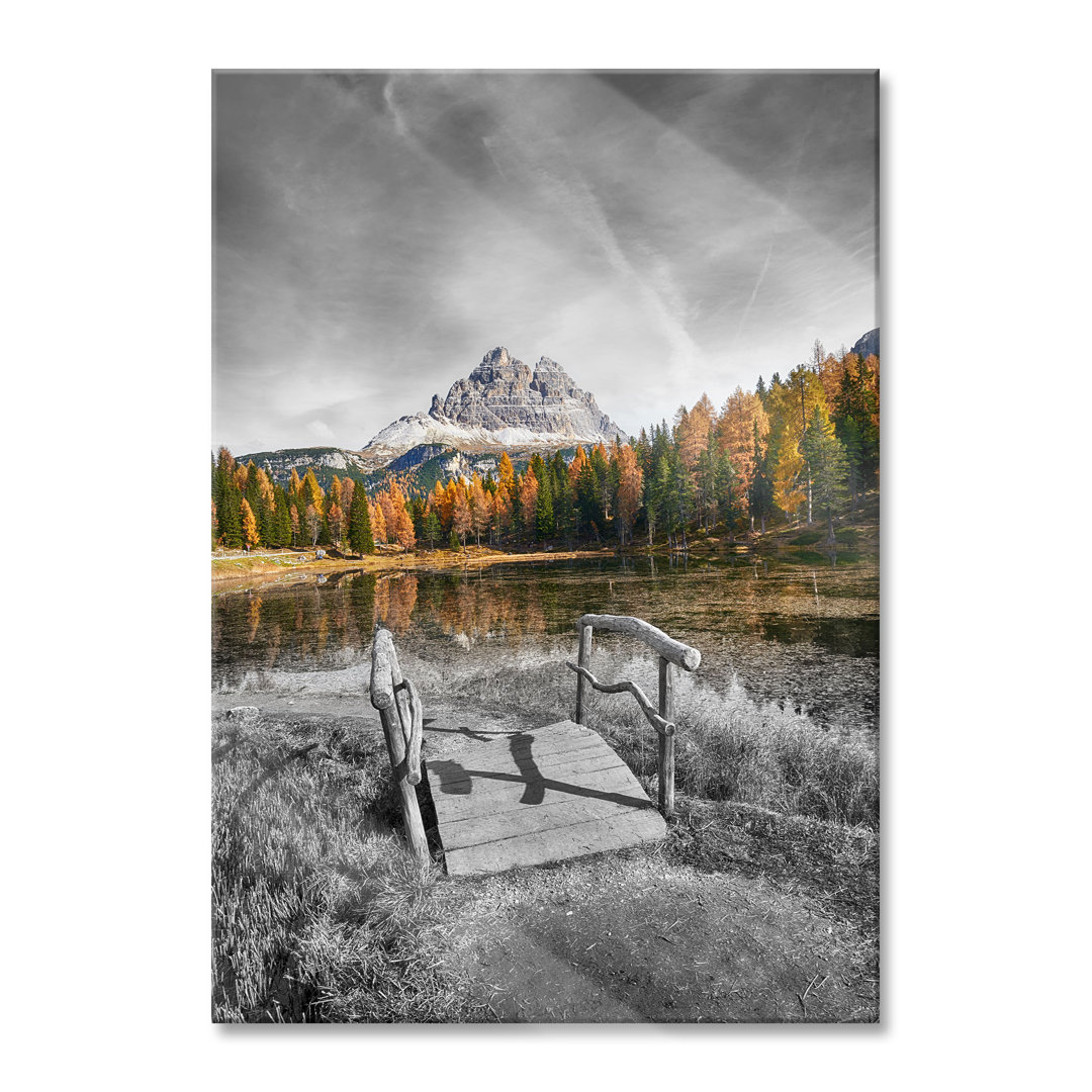 Glasbild Holzbrücke an Dolomiten See im Herbst B&W Detail