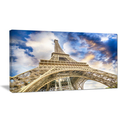 «Dramatic Sky Over Ground View of Paris Eiffel Tower Cityscape», reproduction de photo sur toile tendue
