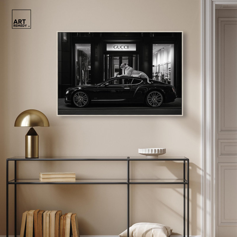 «Cheetah and Sports Car Store» par Art Remedy, H 25 po x l 37 po, Cadre flottant, Doré