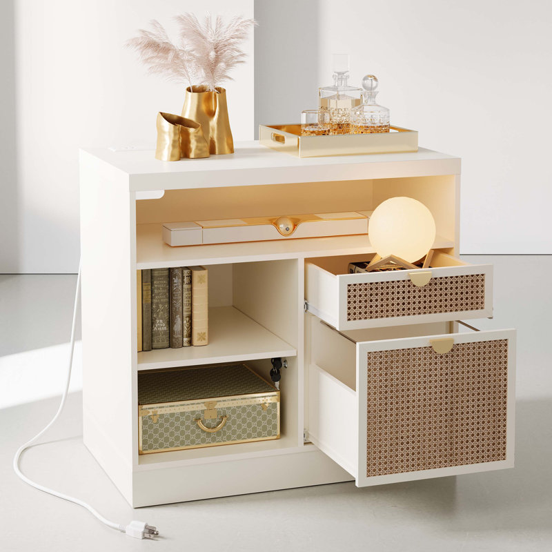 Classeur Adonia 80 cm (L) à 2 tiroirs en bois avec serrure, multiprise et étagères de rangement, en rotin blanc, idéal pour le bureau à domicile.
