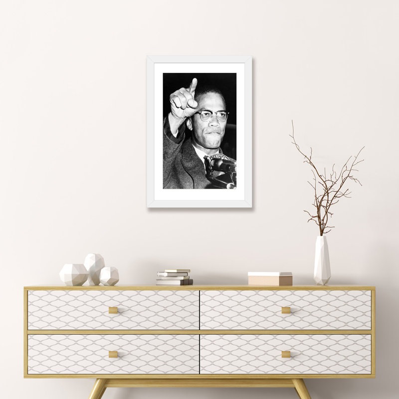 «Malcolm X (1925-1965)», reproduction de photo, H 24 po x l 16 po x P 1 po, Papier blanc