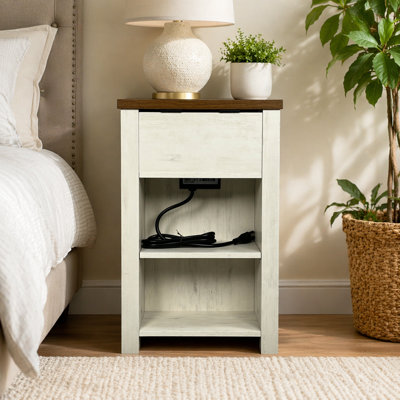 Table de bout de charme avec rangement polyvalent et attrait intemporel