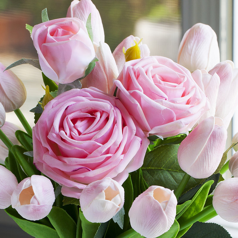 Arrangement floral tulipe véritable dans un vase en verre