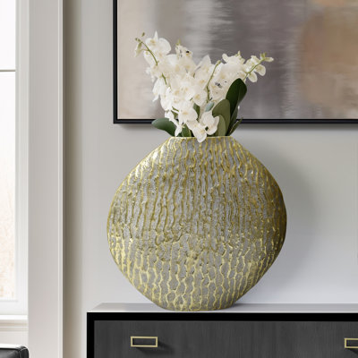 Vase en métal Utica, doré, parfait pour les décorateurs exigeants