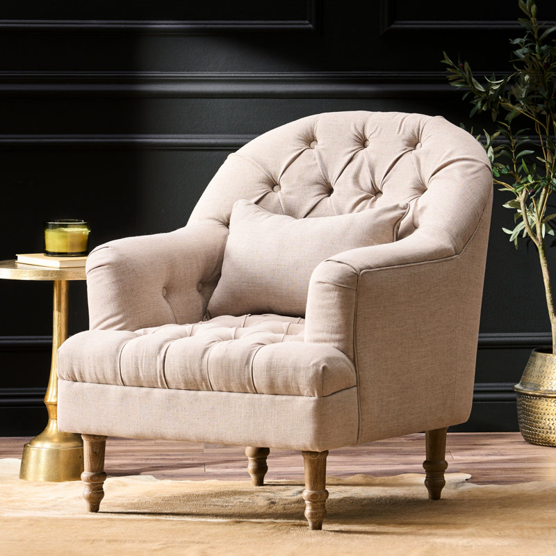 Chaise en beige avec pieds en chêne patiné et dossier chic