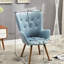 Chaise avec accoudoirs en velours jaune et pieds en bois massif