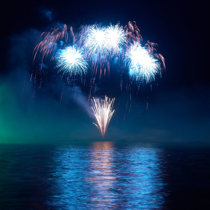 Feux d'artifice colorés - photographie sur toile tendue, H 36 po x l 36 po