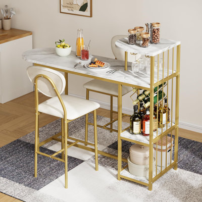 Ensemble de table et de chaises extensible pour 2 personnes avec étagères de rangement et casier à vin – Table de bar et chaises 3 pièces gain de place pour petites cuisines ou appartements – Design moderne – Structure tubulaire dorée et marbre blanc