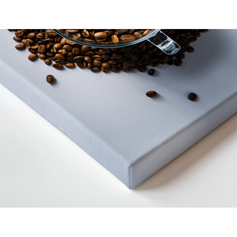 Toile, vue de haut en bas d'une tasse transparente débordant de grains de café torréfiés riches, créant un monticule texturé qui déborde