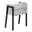 Table d'appoint moderne grise avec des pieds en métal et un design pratique pour toute pièce aspect bois noir