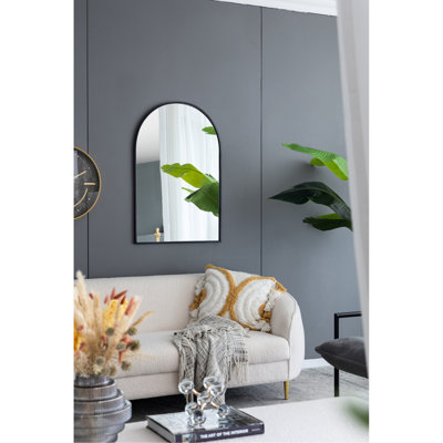 Le miroir mural avec cadre en métal arqué noir ajoute de l'élégance à toute pièce de 24 po x 36 po pour la salle de bain du vestibule