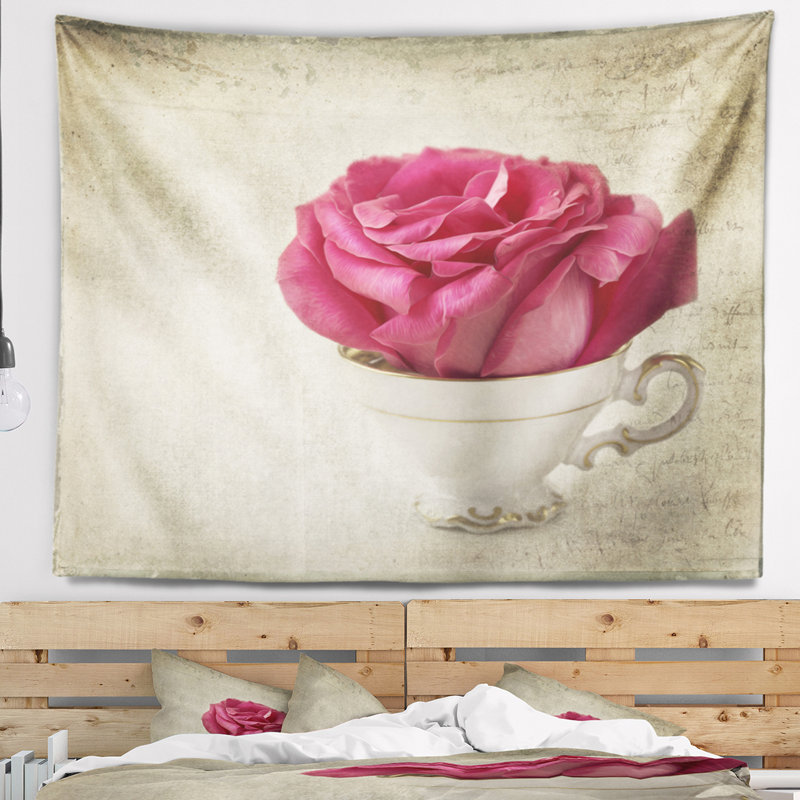 Tapisserie photographique «Red Rose in Cup», H 78 po x l 92 po