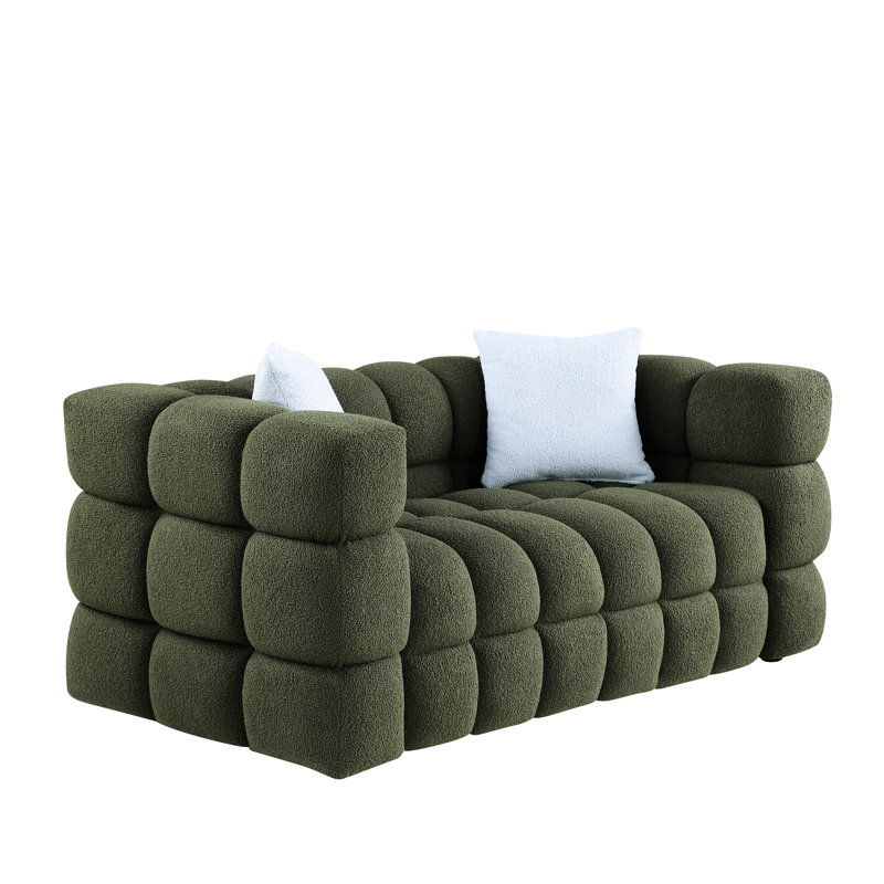 2 boucles en olive, conçues pour les salons modernes et les intérieurs contemporains, avec des accoudoirs carrés aux lignes épurées, faites pour durer avec des matériaux de qualité, livré avec deux coussins à dossier divisé élégant