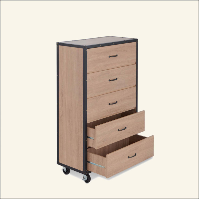 Commode patinée avec 5 tiroirs et roulettes industrielles, parfaite pour les solutions de rangement modernes.